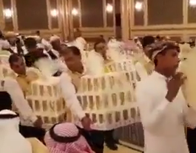 عروسی لاکچری سعودی‌/ پخش آیفون 8 بین مهمان‌ها + فیلم