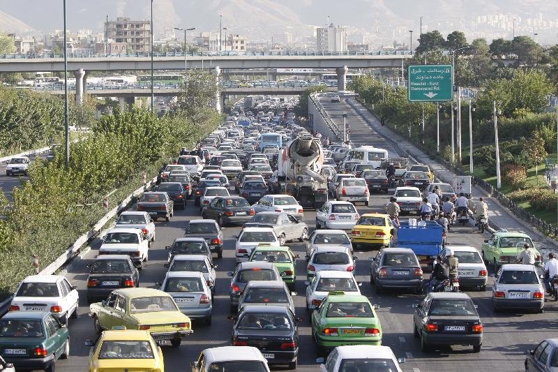 عوامل موثر در ترافیک آزادراه تهران-کرج/ وجود نیوجرسی ها ترافیک را در اتوبان پس می زند/ ورودی و خروجی های کرج استاندارد نیست