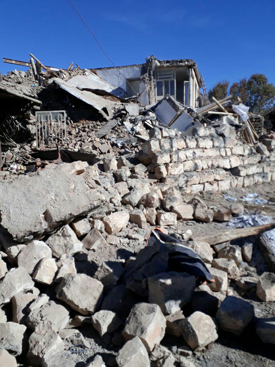مراجعه ۵۵۰ البرزی به مراکز اهدای خون/ آماده باش 120 نیروی جهادی برای اعزام به مناطق زلزله زده/ ۶۰ نیروی امدادی هلال احمر به کرمانشاه اعزام شدند
