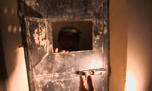 در زیرزمین خانه تصاحب‌شده توسط داعش چه می‌گذشت؟ + فیلم