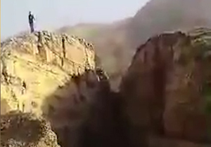 شکاف عجیب کوه ها بعد از زلزله روستائیان را شگفت‌زده کرد! + فیلم