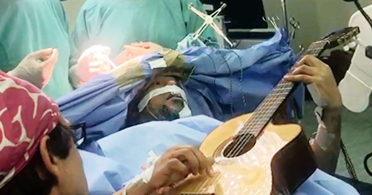 نواختن گیتار در حین عمل جراحی مغز