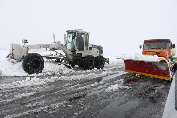 نجات 16 مسافر و 5 خودروگرفتار در برف توسط هلال احمر کرج/ مردم در جاده آتشگاه – دروان تردد نکنند