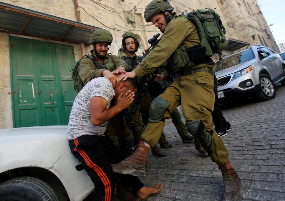 حضور یک کودک در میان فلسطینی های ربوده شده توسط ارتش صهیونیستی