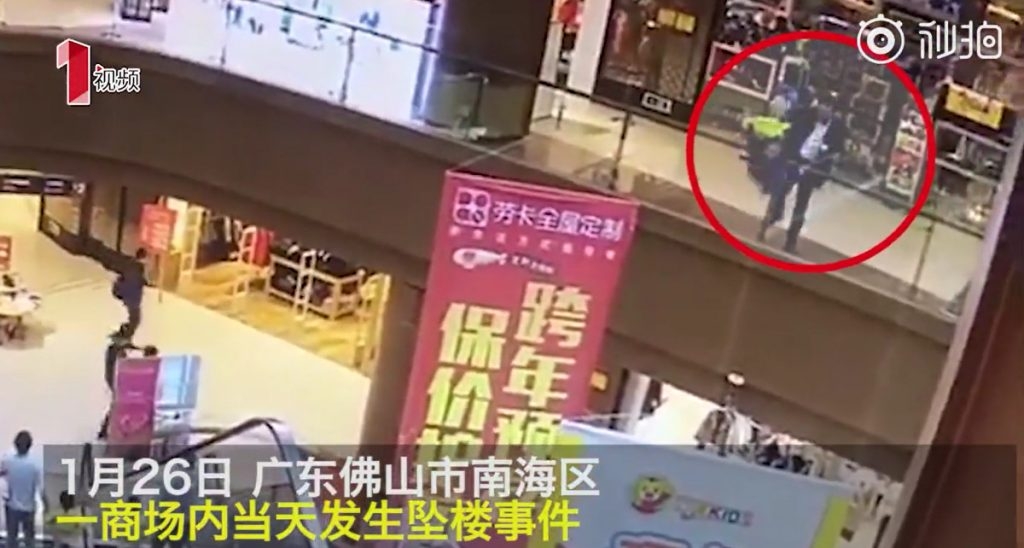 اقدام جنون آمیز مرد جوان در فروشگاهی در چین! +فیلم