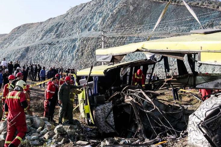 44 کشته و زخمی در اثر واژگونی اتوبوس در اتوبان قم-تهران