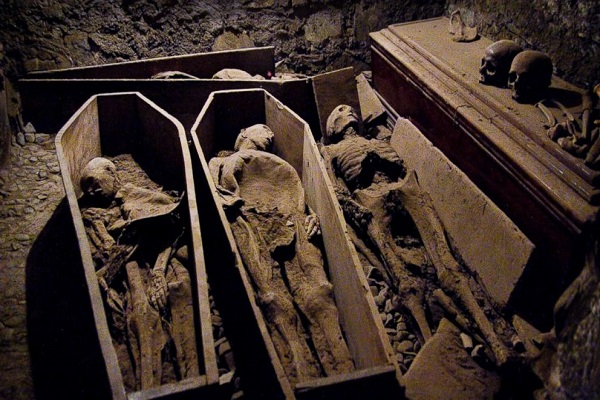 مومیایی 800 ساله ی به جا مانده از جنگ های صلیبی در کلیسای ایرلند سر بریده شد///تولیدی