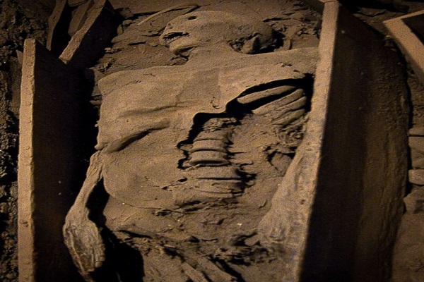 مومیایی 800 ساله ی به جا مانده از جنگ های صلیبی در کلیسای ایرلند سر بریده شد///تولیدی