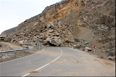 ترافیک محور کرج_چالوس با ریزش کوه در محدوده مازندران/ مسافران بعلت برودت هوا اسکان داده شدند