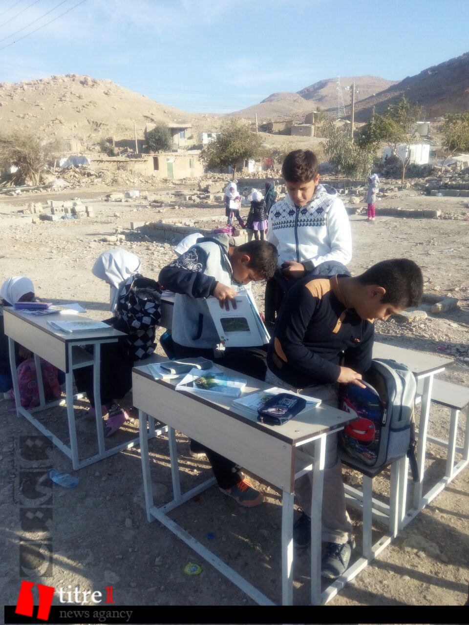 معلمی که برای 22 دانش آموز روستای زلزله زده تپانی پدری می کند/ محمد صدیقی: از وزیر آموزش و پرورش گله مندیم/ شاگردانم از سقف می ترسند