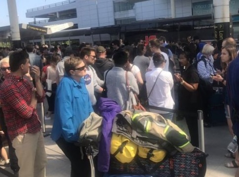 سرگردانی مردم و هرج و مرج در فرودگاه گاتویک در انگلیس