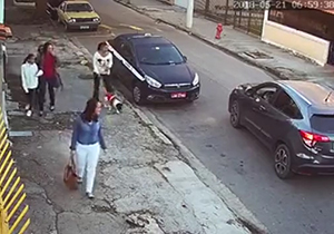 زورگیری از زنان در خیابان در روز روشن! + فیلم