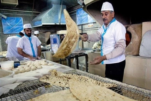 نوسان قیمت در بازار ماه رمضان/ افزایش قیمت نان در نانوایی های آزادپز است/ بازار آشفته امروز دستخوش فرهنگ نادرست مردم است