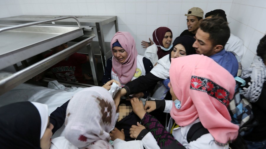 جنایات جنگی عمدی رژیم صهیونیستی/ فلسطینی ها قتل زن 21 ساله متخصص پزشکی در مرز غزه را محکوم کردند