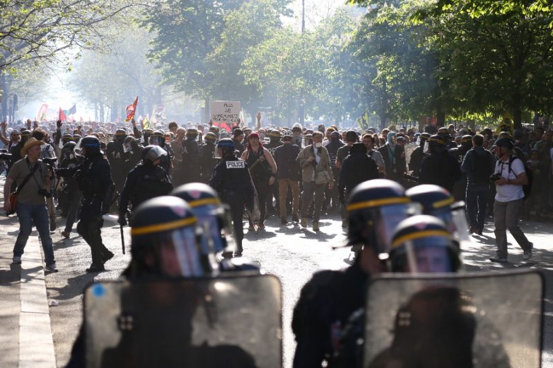 در پی اعتراضات مردمی در فرانسه علیه رئیس جمهور این کشور، ده ها تن دستگیر شدند