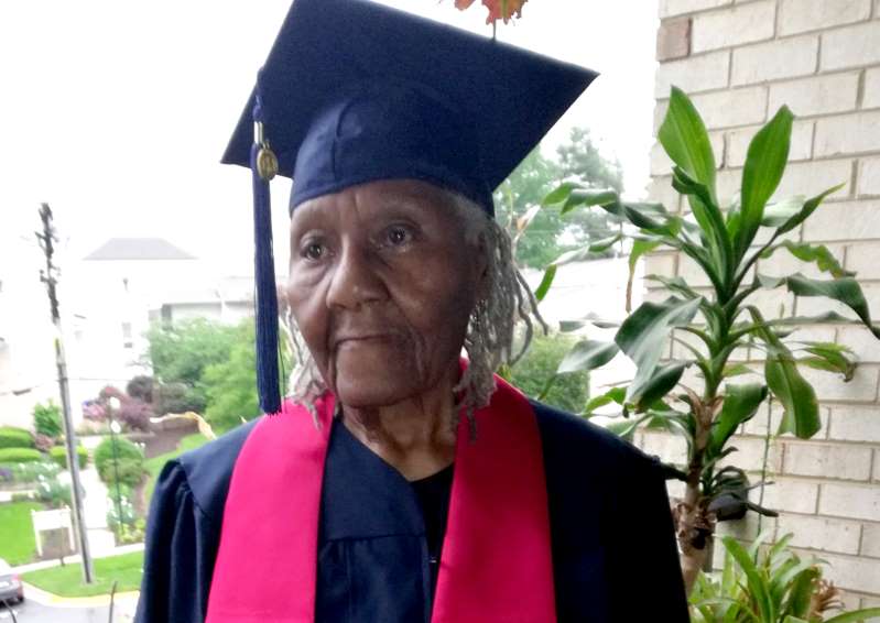 زن 89 ساله ای که پس از فارغ التحصیلی اش قصد کسب مقاطع بالاتر را دارد