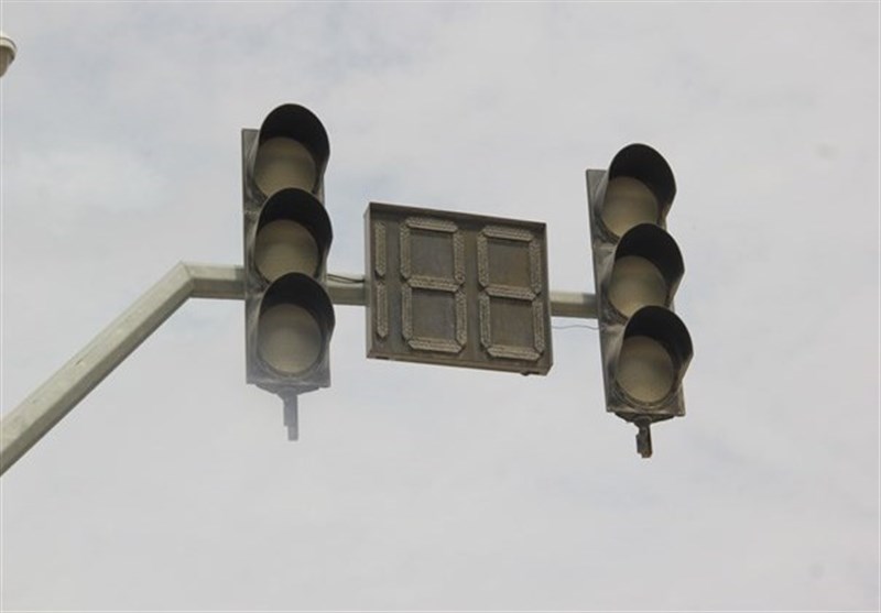 با شهرداری کرج برای اتصال چراغ های فرماندهی به پنل خورشیدی به نتیجه نرسیده ایم/ قطعی برق موجب بی نظمی ترافیکی در تقاطع ها شده است
