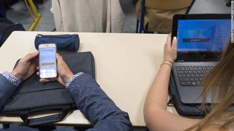 ممنوعیت استفاده از گوشی های هوشمند در مدارس فرانسه
