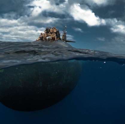عکس های حیرت انگیز از شنای ملوانان در کنار زیردریایی هسته ای