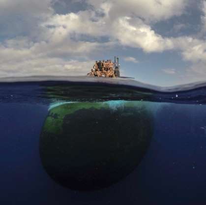 عکس های حیرت انگیز از شنای ملوانان در کنار زیردریایی هسته ای