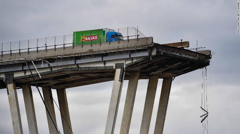 بی توجهی دولت ایتالیا به هشدار فروپاشی پل و جان باختن ده ها نفر از مردم + عکس