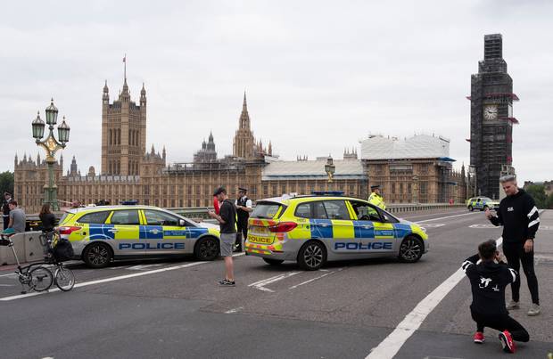 سلفی گرفتن بی مورد توریست ها از محل حادثه تروریستی لندن، خشم لندنی ها را برانگیخت