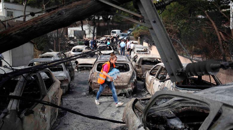 ده ها کشته و صدها زخمی در آتش سوزی مهیب آتن + عکس