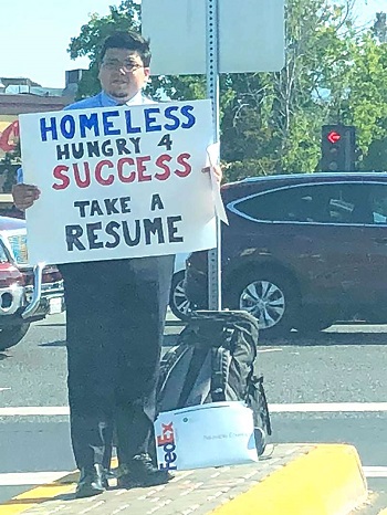 ارائه رزومه توسط مرد بی خانمان 26 ساله در کنار بزرگراهی در کالیفرنیا