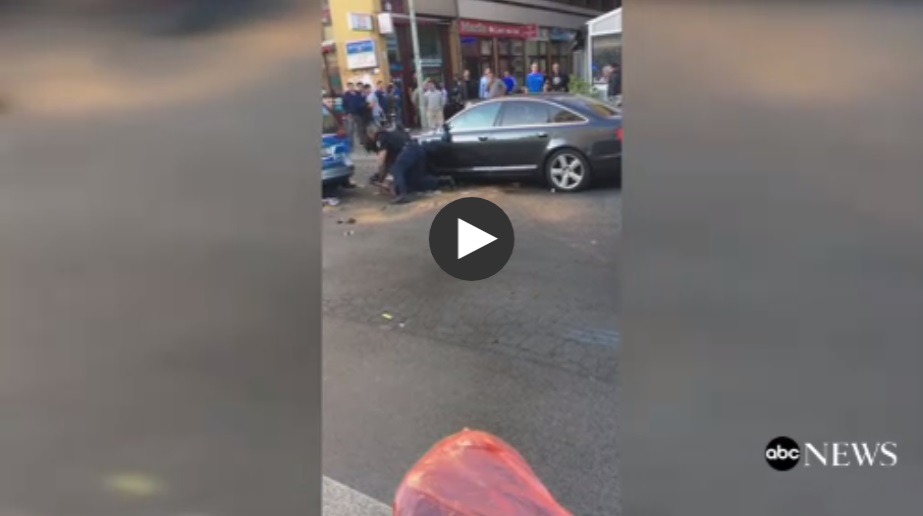 ضرب و شتم بی رحمانه یک سیاه پوست توسط پلیس آلمان