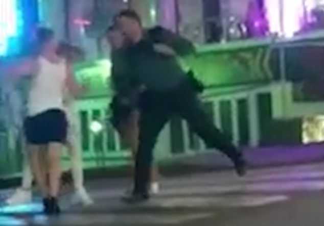 کتک خوردن دختر انگلیسی از پلیس اسپانیایی
