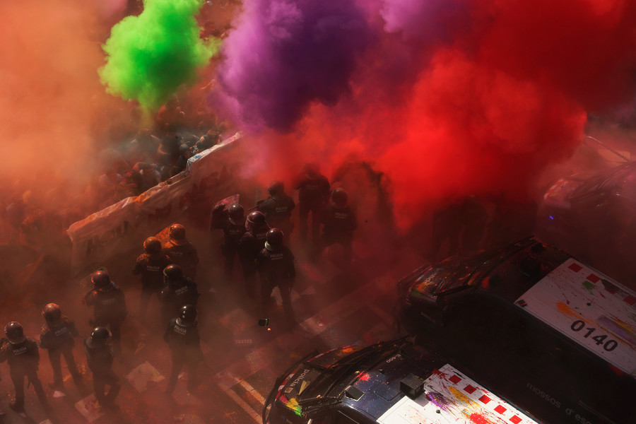پلیس ضد شورش بارسلونا با معترضان طرفدار استقلال به شدت برخورد کرد