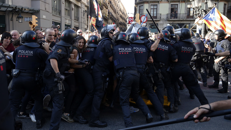 پلیس ضد شورش بارسلونا با معترضان طرفدار استقلال به شدت برخورد کرد
