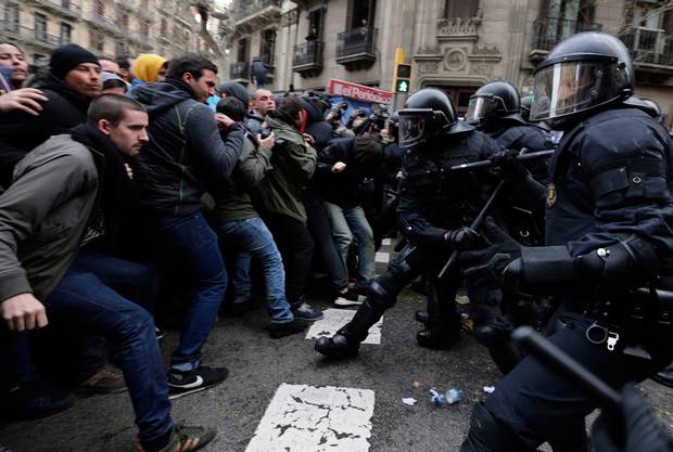 پلیس ضد شورش بارسلونا با معترضان طرفدار استقلال به شدت برخورد کرد + عکس