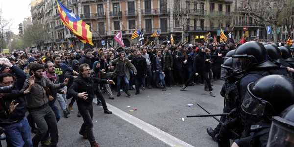 پلیس ضد شورش بارسلونا با معترضان طرفدار استقلال به شدت برخورد کرد + عکس