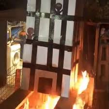 تمسخر و به آتش کشیدن ماکت برج گرنفل خشم جامعه لندن را برانگیخت