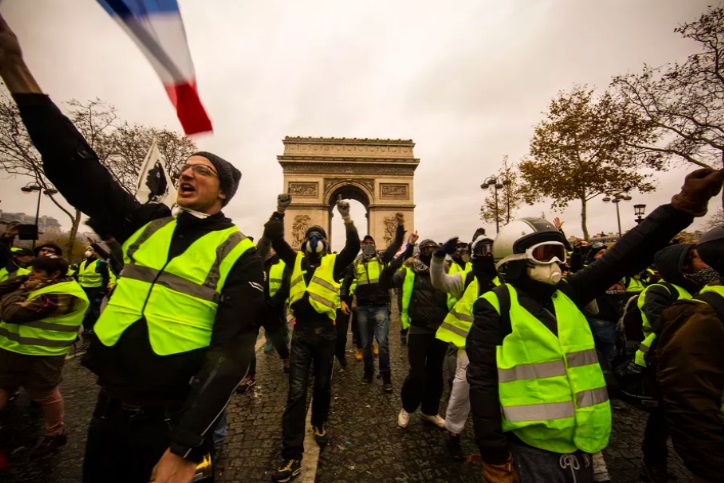 تظاهرات مرگبار و رو به رشد فرانسه در 16 عکس/ ماشین ها در آتش/ جنگ پلیس با معترضان/ گازهای اشک آور/ به فرانسه خوش آمدید.