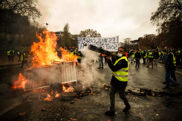 تظاهرات مرگبار و رو به رشد فرانسه در 16 عکس/ ماشین ها در آتش/ جنگ پلیس با معترضان/ گازهای اشک آور/ به فرانسه خوش آمدید.