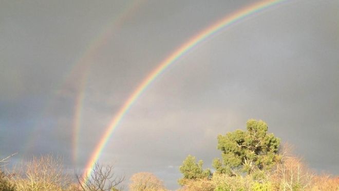 سه رنگین کمان در آسمان انگلیس + عکس