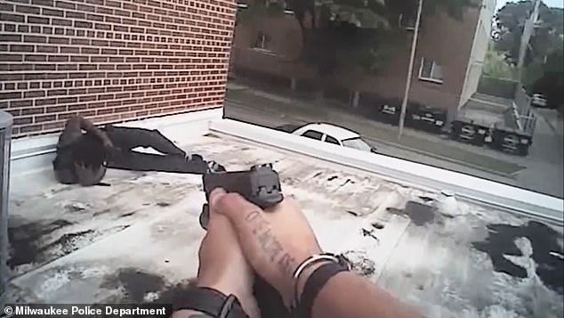 لحظه ای وحشتناک از تیراندازی دو پلیس میلواکی به پسر 19 ساله سیاهپوست