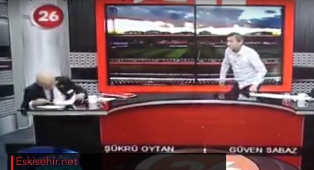 حمله قلبی مجری روی آنتن زنده تلویزیونی! +فیلم