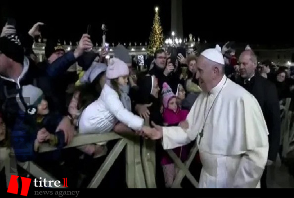 بد اخلاقی پاپ با فردی که قصد بوسیدن انگشتر او را داشت