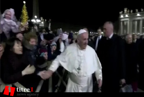 بد اخلاقی پاپ با فردی که قصد بوسیدن انگشتر او را داشت