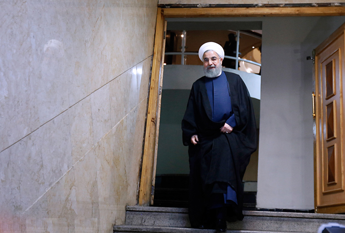 روحانی با قطار شهری هشتگرد، در ایستگاه البرز پیاده می شود/ تاریخ سفر1 میلیارد و 800 میلیون تومانیِ سال 95 به کرج  تکرار می شود؟/ پروژه ای که مسئولین را هم مقابل جهانگیری به صف کرد! + فیلم