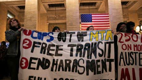 تجمع اعتراضی نیویورکی ها به دنبال تاخیر در فعالیت ایستگاه های مترو/ 9 تظاهرکننده در درگیری با پلیس دستگیر شدند