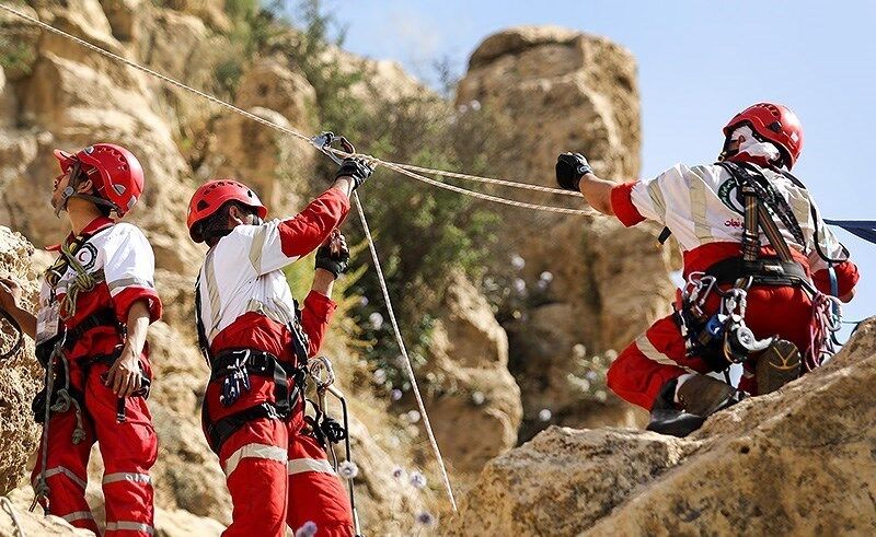 هلال احمر سه کوهنورد گرفتار در ارتفاعات جاده چالوس را نجات داد