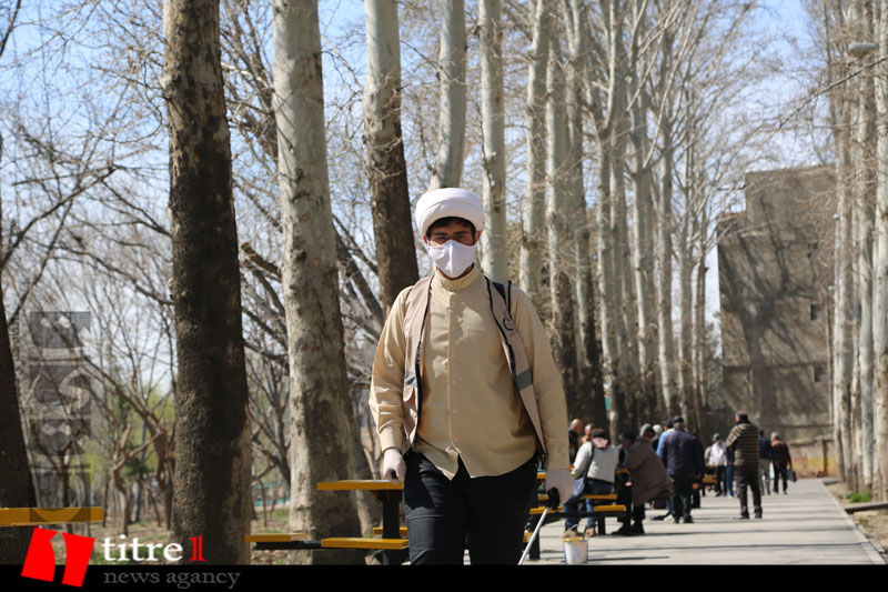 اقدام جهادی روحانیون استان البرز در ضد عفونی کردن معابر/ طلاب بسیجی هم مدافع سلامت مردم شدند + تصاویر