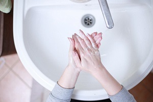 نحوه صحیح شستن دست‌ها جهت پیشگیری از ابتلا به ویروس کرونا + فیلم
