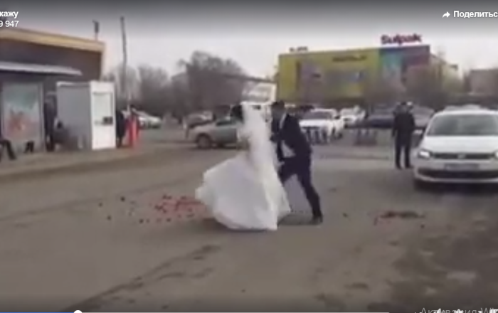 دعوای دیدنی عروس و داماد وسط خیابان +فیلم