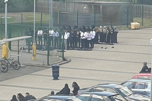 دانش آموزان لندنی در ماه رمضان در پارکینگ مدرسه نماز می خوانند/ نقض آزادی مذهبی و حریم خصوصی در لندن///////////////تولیدی