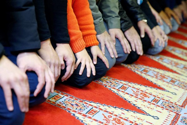 دانش آموزان لندنی در ماه رمضان در پارکینگ مدرسه نماز می خوانند/ نقض آزادی مذهبی و حریم خصوصی در لندن///////////////تولیدی